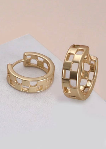 MINI CUTOUT CHECKER HOOP HUGGIE EARRING | MATTE GOLD